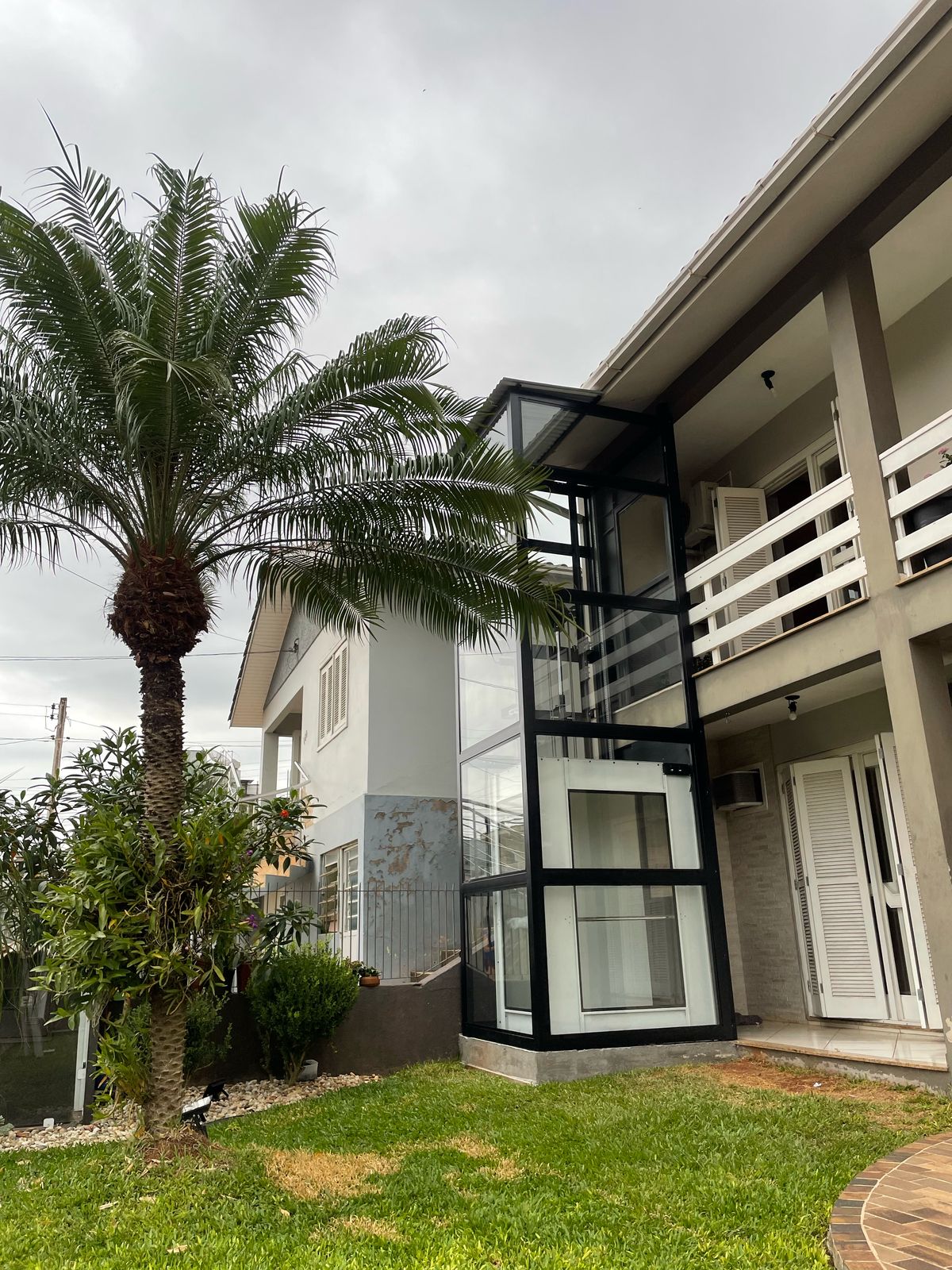 Plataforma de acessibilidade para escada em ambiente residencial